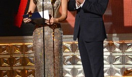 Lucy Liu and Kiefer Sutherland present an award